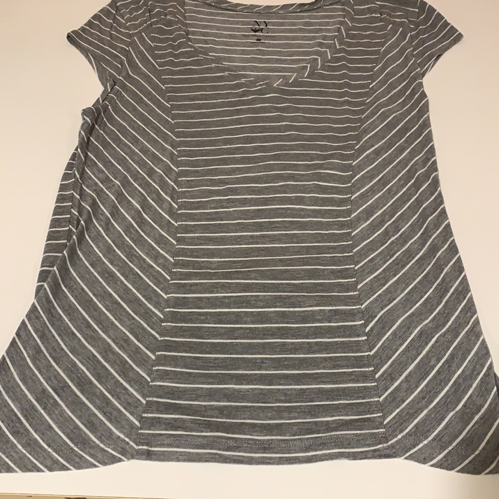 NY & Co grey and white tee shirt